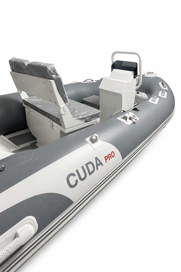 Πλάγια οπίσθια δεξιά λήψη του CUDA PRO 360 RIB με έμφαση στο λογότυπο του σκάφους.