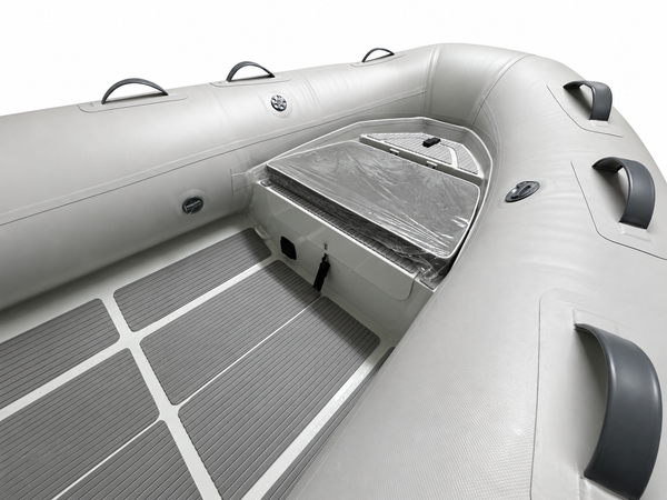 Πλάγια εσωτερική λήψη του CUDA PRO 360 RIB Grey με έμφαση στα premium μαξιλάρια και το στεγανό ντουλάπι της πλώρης.