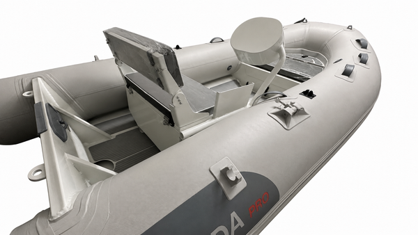 Πλάγια οπίσθια όψη του CUDA PRO 360 RIB προς τον υψηλό καθρέφτη για μακρύλαιμη εξωλέμβια.