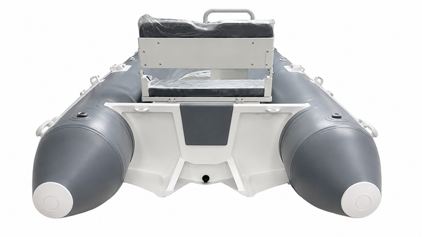 Πίσω όψη της πρύμνης του CUDA PRO 360 RIB με έμφαση στα ενσωματωμένα flaps αλουμινίου της γάστρας.