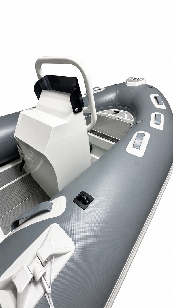 Πίσω πλάγια δεξιά λήψη του CUDA PRO 360 RIB με έμφαση στην κονσόλα τιμονιέρας και το στεγανό ντουλάπι πλώρης.