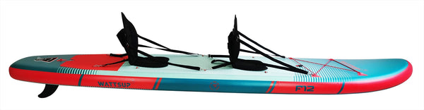 Η φουσκωτή σανίδα SUP Wattsup F12 σε πλήρη υβριδική λειτουργία με τα δύο καθίσματα καγιάκ τοποθετημένα.