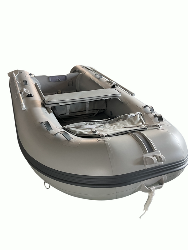 Φουσκωτό σκάφος CUDA FD320KAM 3.20m Light Grey, πλάγια εμπρόσθια όψη.