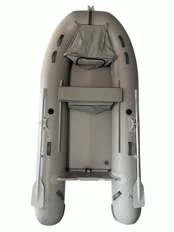Φουσκωτό σκάφος CUDA FD320KAM Light Grey σε όρθια θέση, πλήρης προβολή γάστρας.
