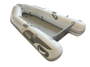 Πλάγιο προφίλ λευκού φουσκωτού σκάφους CUDA mini 2,5m, χωρητικότητας 3 ατόμων.