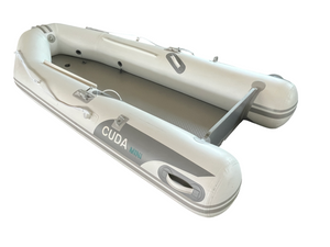 Πλάγιο προφίλ λευκού φουσκωτού σκάφους CUDA mini 2,9m, χωρητικότητας 4 ατόμων.