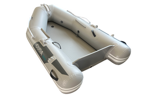 Πλάγιο προφίλ γκρι φουσκωτού σκάφους CUDA mini 2,0m, χωρητικότητας 2 ατόμων.