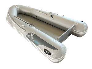 Πλάγιο προφίλ γκρι φουσκωτού σκάφους CUDA mini 2,9m, χωρητικότητας 4 ατόμων.